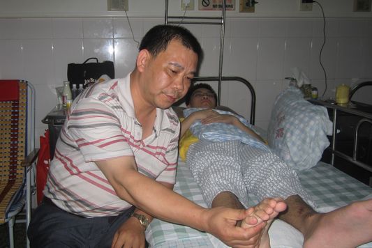 容桂跳楼学生：学校不缴费致停药？