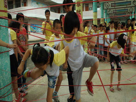 64名孩子参加夏令营，缤纷活动助成长