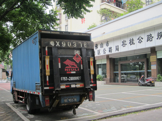 货车装载煤气瓶，成小区的“定时炸弹”？