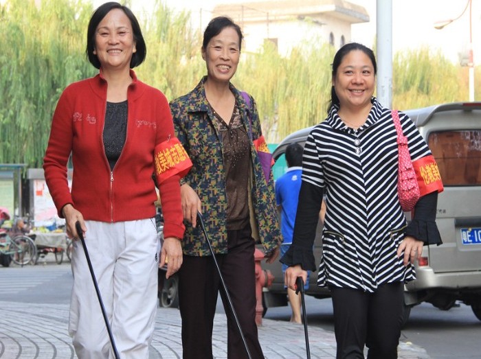 图集：伦教大妈“变身”美城志愿者
