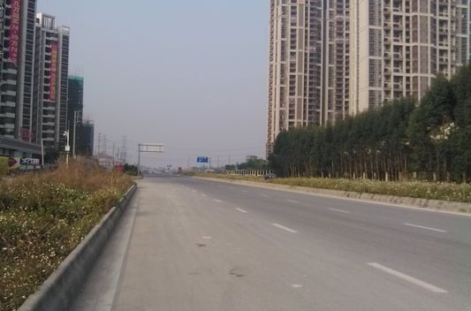 马路没灯“黑漆漆”，路上行人心慌慌