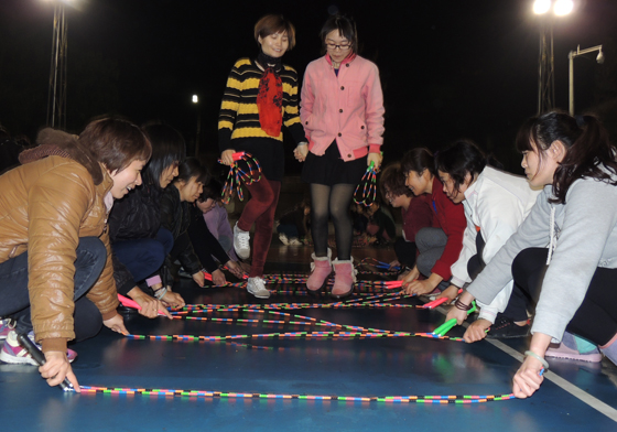 撑勒流跳绳运动，村居妇女夜中练跳绳