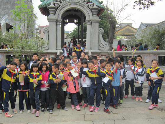 与伦教有个约会，学生走进当地旅游景点