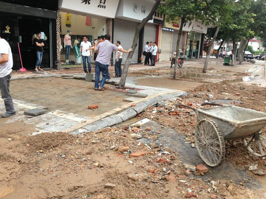 水管突然爆裂，殃及店铺“水漫金山”