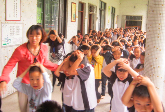 学生午睡突发意外点算？演练学习逃生