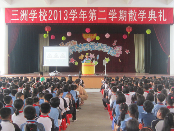 民警走进三洲学校，教学生看交通标志