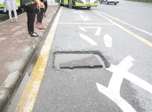  街坊出行小心啦！破损沙井盖坑人没商量