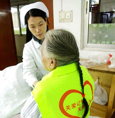 病服外的荧光绿马甲，防止老人家走失