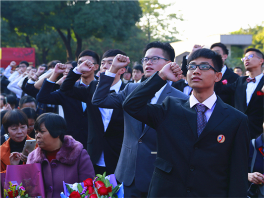 罗中成人宣誓：懵懂少年戴上成人纪念章