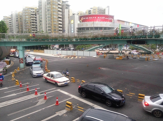 东乐路围蔽首个高峰期，没有想象中的乱
