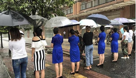 顺德网议：老师打伞护送学生，是作秀？