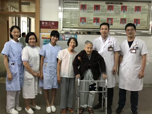 百岁老人跌倒骨折，术后次日可下地行走