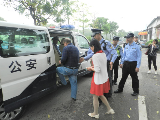 偷排超标废水，工厂多人被公安带走调查