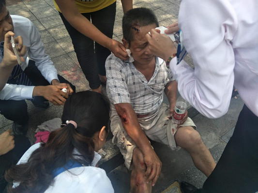 陈村两老人疑中暑晕倒，警民紧急救助