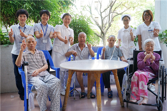 情暖敬老院，老人称他们比亲人更亲
