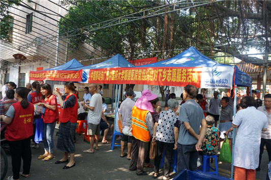下乡志愿义诊，他们说再苦再累都值得