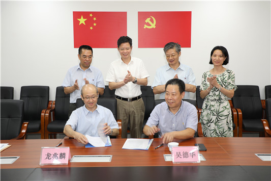 聘名专家为科主任，促进医院放射治疗科发展