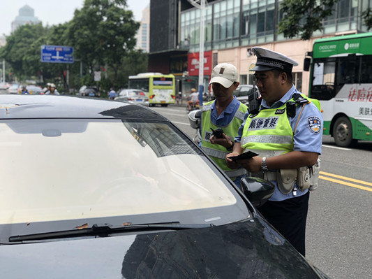严查开车玩手机！两个月顺德2228名司机被罚