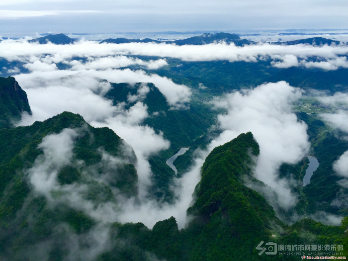 张家界天门山，玻璃栈道让你置身云巅！