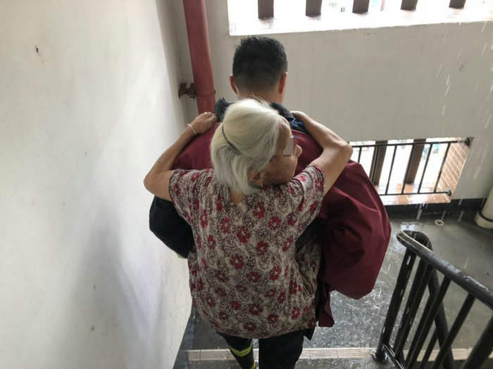 暖心！消防员果断将90岁老人背下15楼