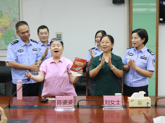唱支红歌给民警听！老党员为上门服务点赞