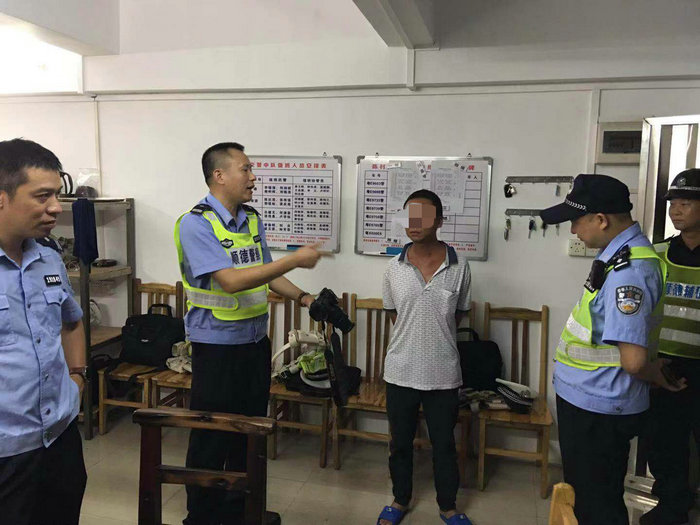 父亲酒驾儿子“救驾”？双双被拘！
