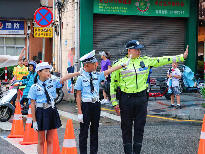 开学首日顺德铁骑出动，小交警也来助阵　