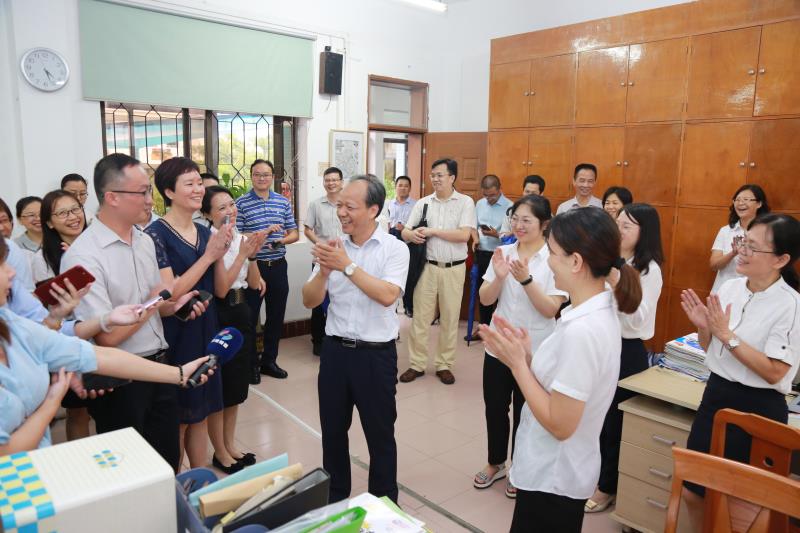 开学首日，区四套班子领导开展教师节慰问活动