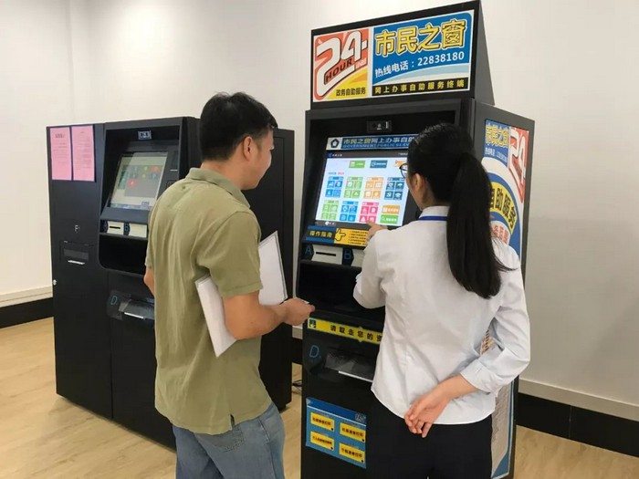容桂街道行政服务中心上班时间配有工作人员指引协助群众使用自助