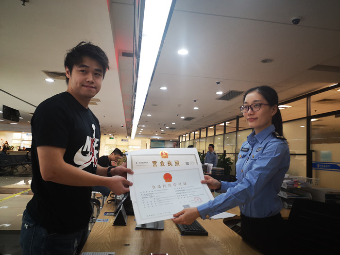“证照联办”改革后，市民房先生用了不到半天时间，就拿到了营业