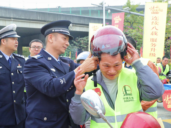 春运首日，交警“暖心服务”温暖回家路