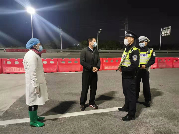 不打招呼检查多个联合检疫站，彭聪恩星夜慰问一线