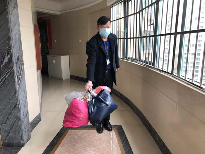 实验小学：送菜倒垃圾，这支防控义工队有爱！