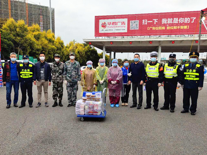 疫情防控下，他们为坚守岗位人员送上汤圆