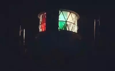 沧海桑田，海尾灯塔若还在，老人还挂灯吗？