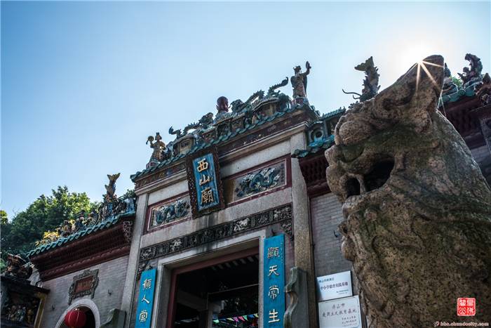 一眼万年！庙内清幽古典，庙外繁华都市