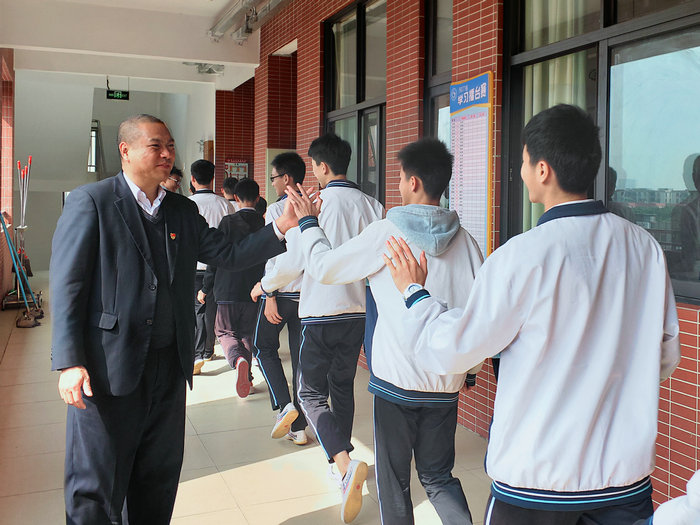 首张中考成绩单出炉，龙江外国语学校获学生们“比心”