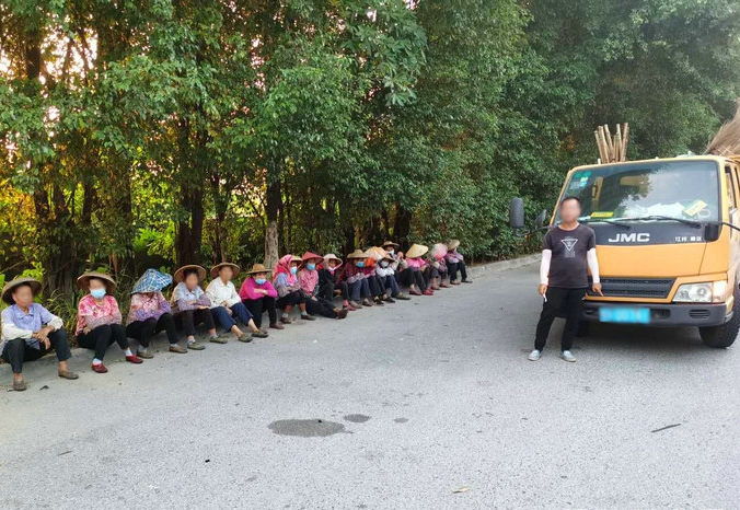 12个人挤进小货车车斗，要变“客车”？