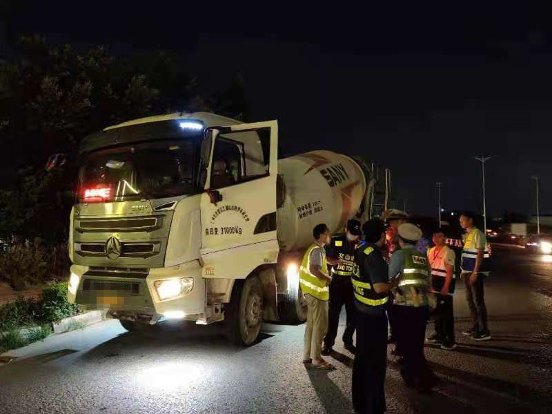 北滘：夜间突击！违规渣土车被逮住了...