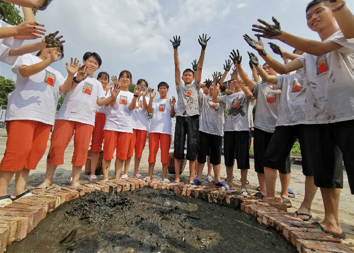 杏坛：24名青少年在青田挖泥垒奔塔