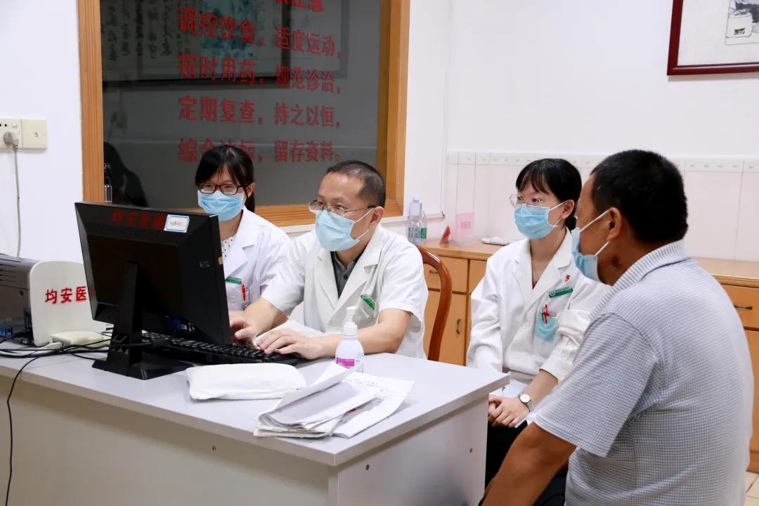 慰问活动暖人心，顺德重阳帮扶行为老人送关怀