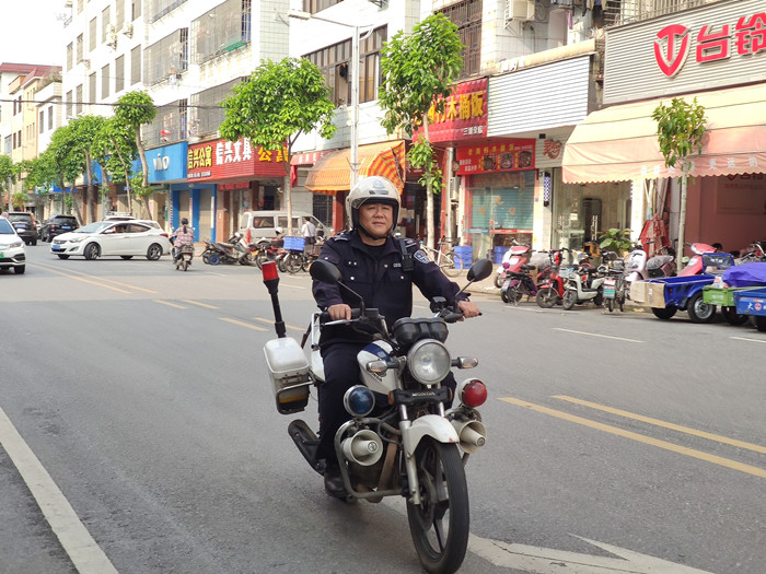 三度跳水挽救多条生命，这样的“街坊”必须撑他！