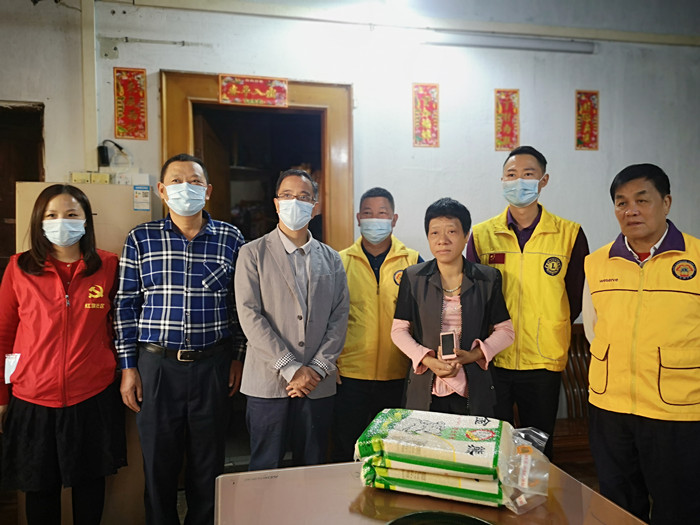 暖心！小小收音机，助60岁残疾人听世界