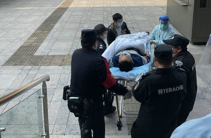  一旅客候车时竟然昏睡过去，被送进医院