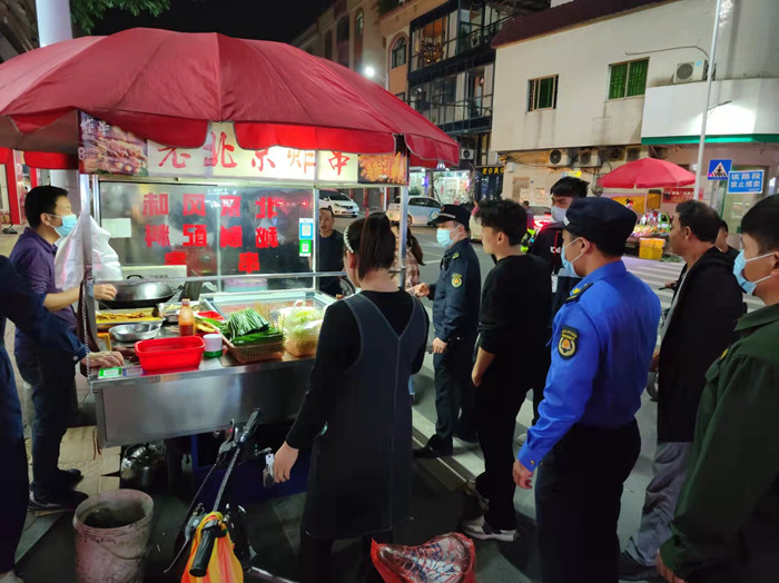 北滘：夜间出击，整治流动小贩乱摆卖