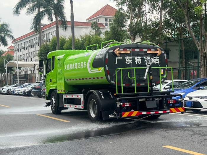 最近出现在大良街头的洒水降尘车，有点不一样……