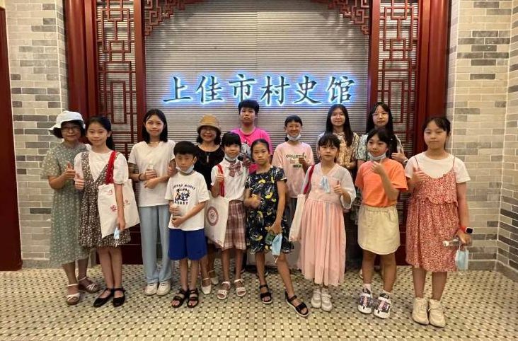这群学生用稚嫩的画笔，绘出对云里大街的热爱之情