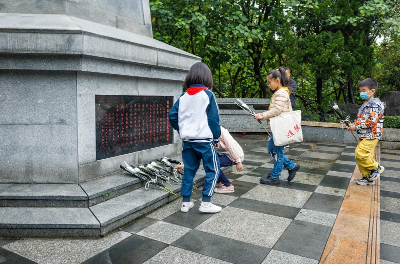 缅怀革命先烈，弘扬时代新风