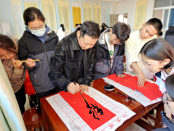 勒流这名书法家骑行2300公里进京办展！