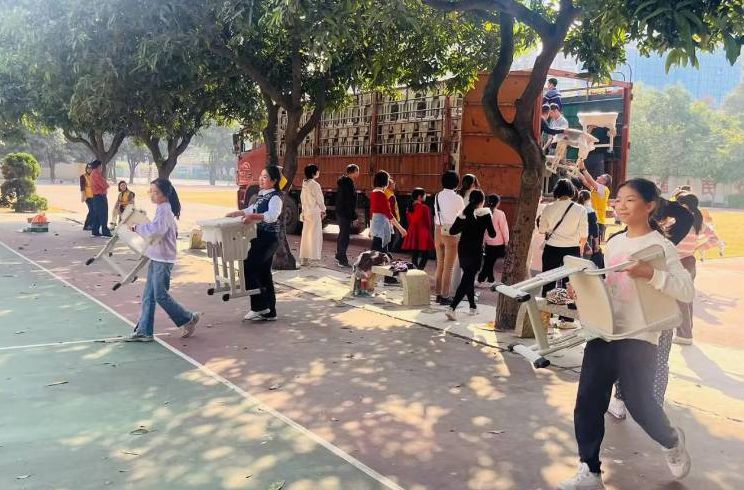 暖心！广东狮子会向幸福陈占梅小学捐赠500套课桌椅